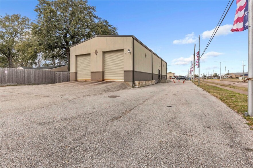 More Photos Of 4610 Center St, Deer Park Light Distribution For Sale