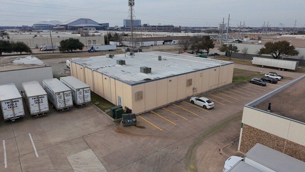 More Photos Of 320-322 International Pky, Arlington Warehouse For Lease