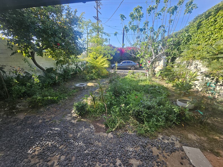 More Photos Of 2601 Southwest Dr, Los Angeles Office Residential For Sale