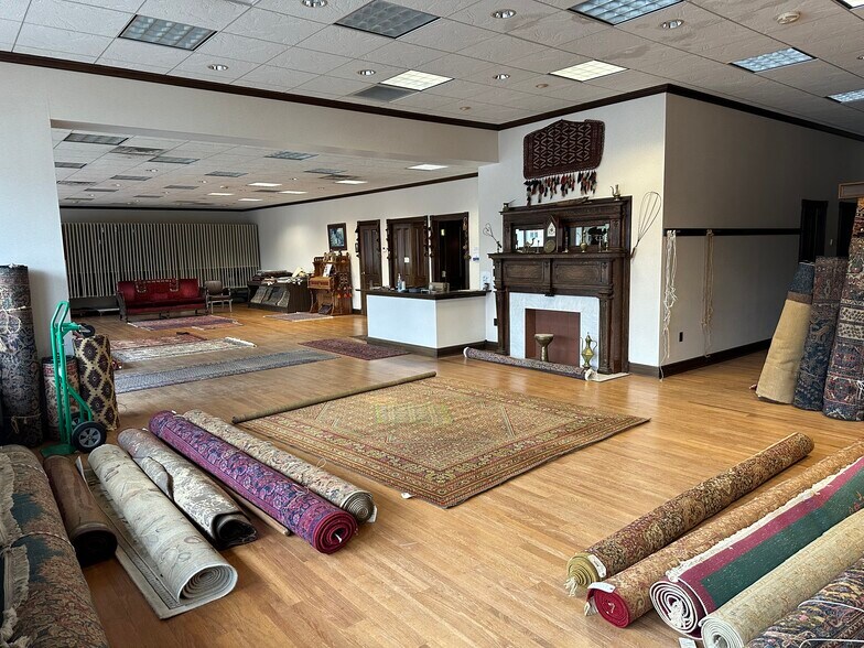 More Photos Of 1236 E Washington St, New Castle Showroom For Sale