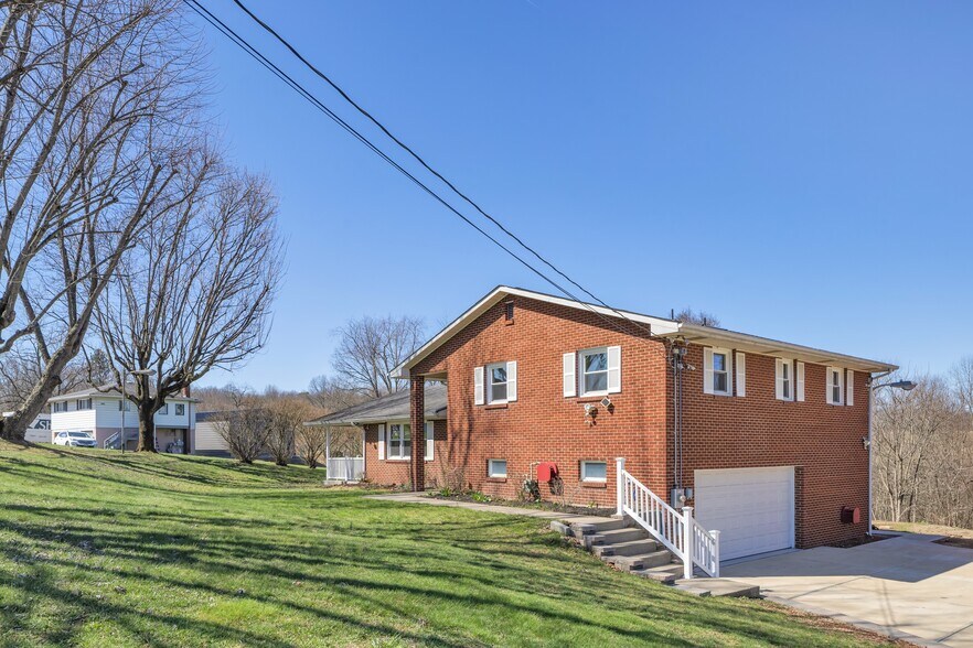 More Photos Of 1060 Pittsburgh Rd, Valencia Office For Sale