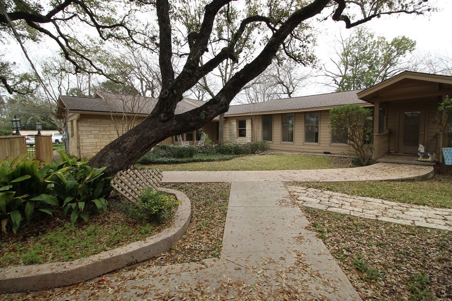 More Photos Of 13170 Pond Springs Rd, Austin Auto Repair For Sale