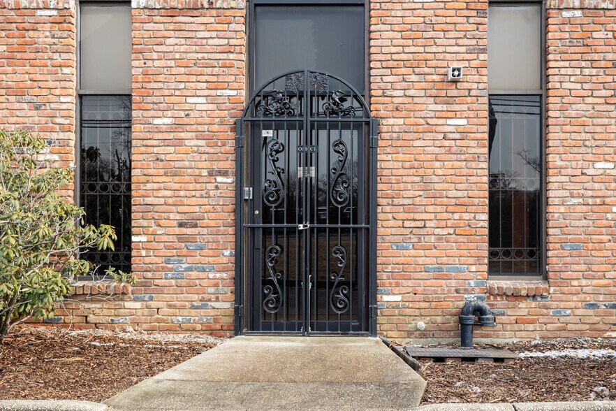 More Photos Of 87 Arlington Ave, Saint James Warehouse For Lease