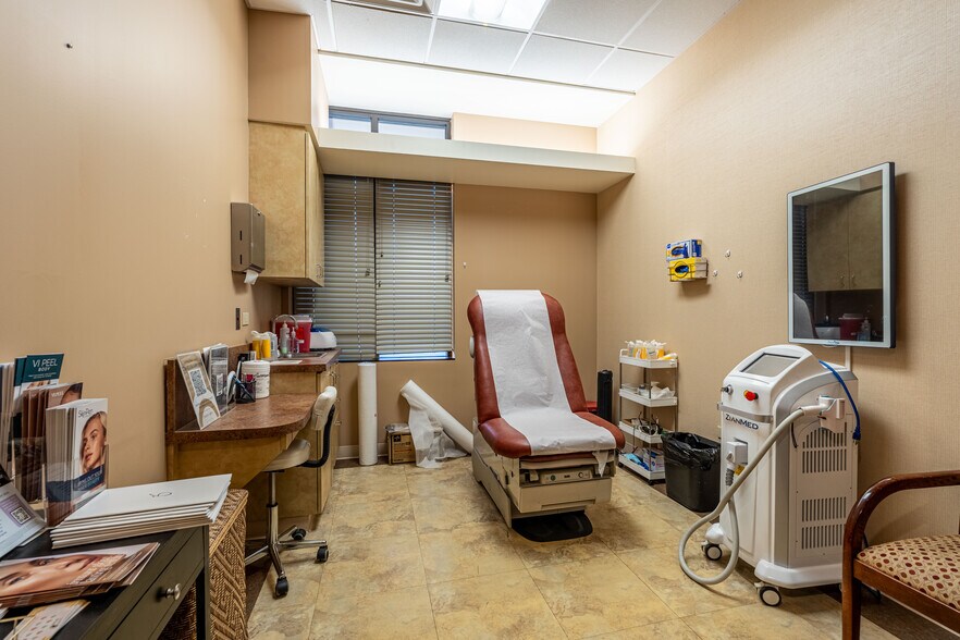 More Photos Of 16105 S La Grange Rd, Orland Park Medical For Lease