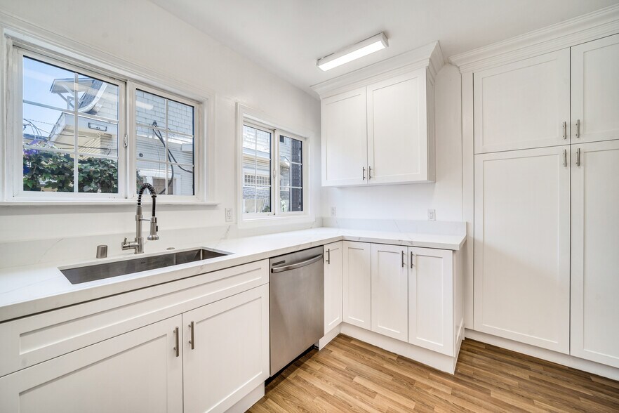 More Photos Of 1231-1233 17th St, Santa Monica Apartments For Sale