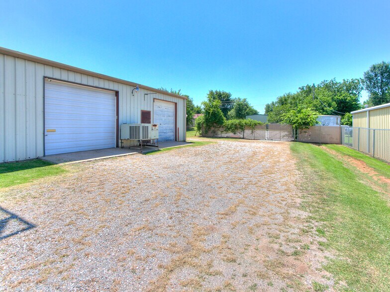 More Photos Of 1608 E State Highway 152, Mustang Warehouse For Sale