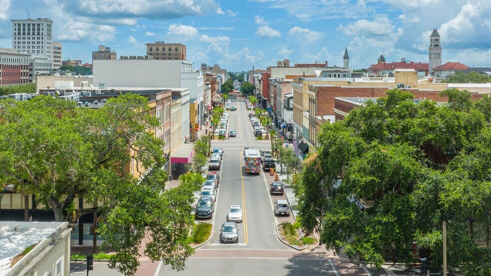 More Photos Of 322 W Broughton St, Savannah Storefront For Lease