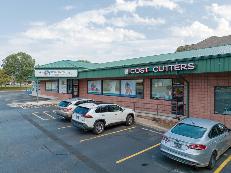 More Photos Of 2925 18th St, Bettendorf General Retail For Lease