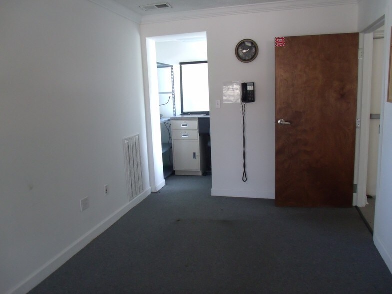 More Photos Of 1000 Elm St, Fulton Freestanding For Sale