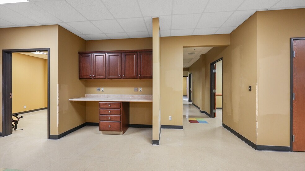 More Photos Of 2265 Bagnell Dam Blvd, Lake Ozark Office For Sale