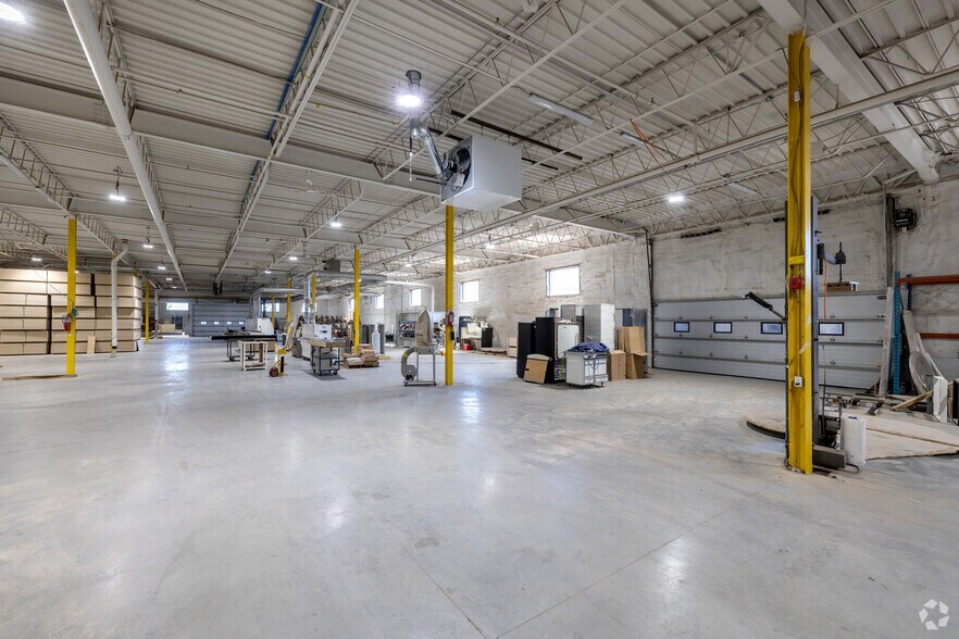 More Photos Of 235 Montee De Liesse, Saint-Laurent Manufacturing For Sale