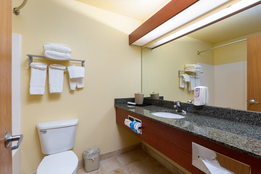 More Photos Of 550 SE Highway 101, Lincoln City Hotel For Sale