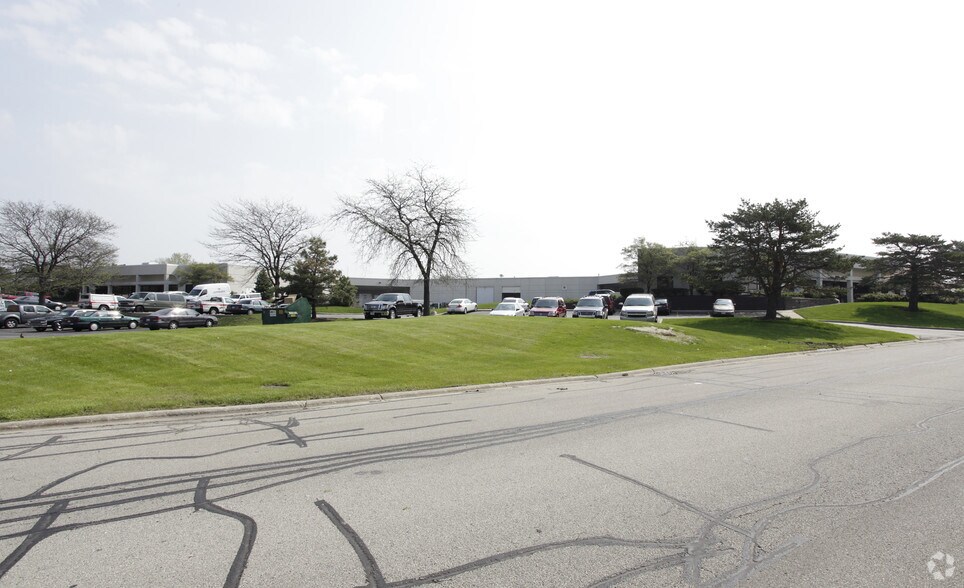 More Photos Of 818-890 Oak Creek Dr, Lombard Showroom For Lease