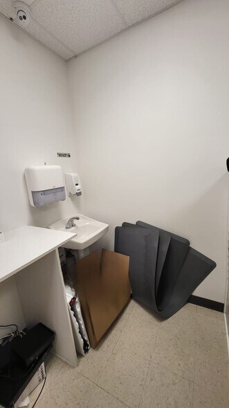 More Photos Of 838 E Grand St, Elizabeth Supermarket For Lease