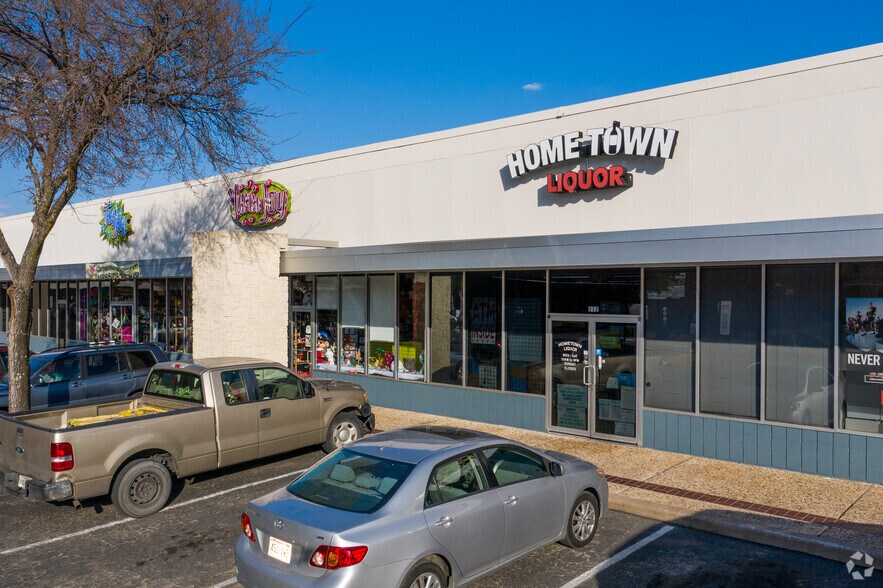 More Photos Of 4631 Airport Blvd, Austin Unknown For Lease