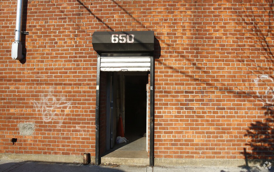 More Photos Of 634 Berriman St, Brooklyn Warehouse For Lease