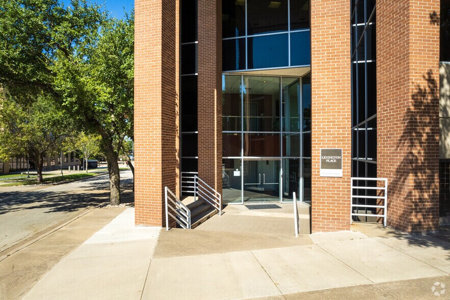 More Photos Of 930 W 1st St, Fort Worth Office For Sale