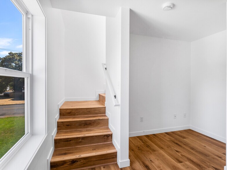 More Photos Of 525 SW 4th Ave, Canby Apartments For Sale