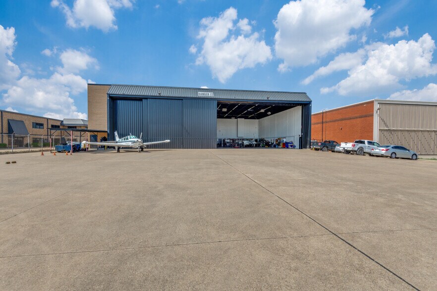 More Photos Of 15800 Dooley Rd, Addison Office For Sale