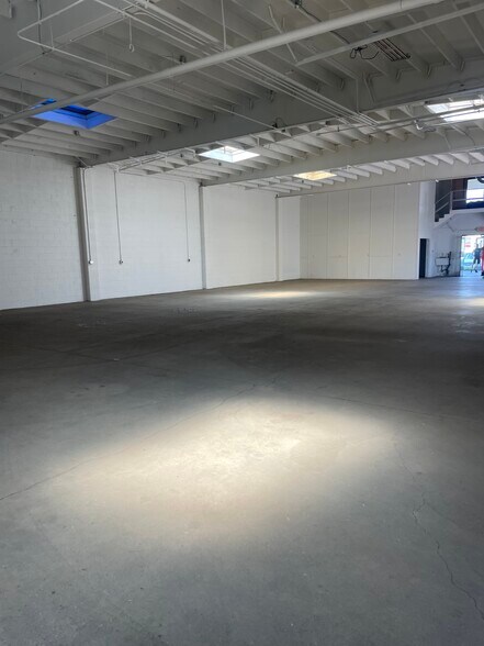 More Photos Of 1250 Commercial Ave, Oxnard Warehouse For Lease