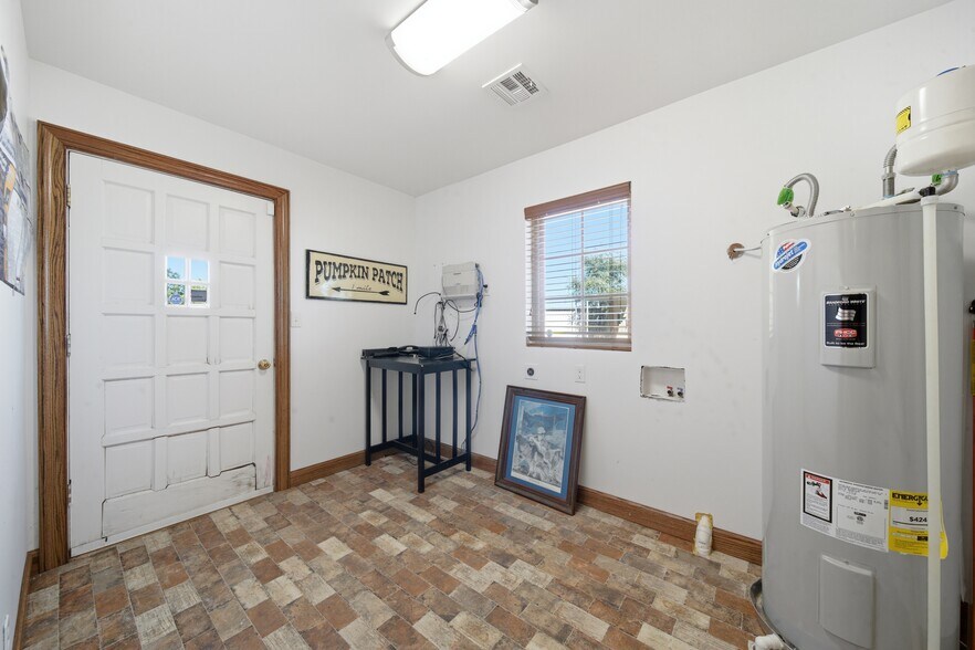 More Photos Of 601 S Cherokee St, Catoosa Office For Sale