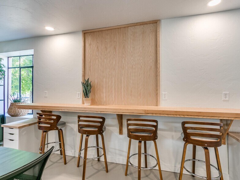 More Photos Of 527 E Main St, Norman Storefront For Lease
