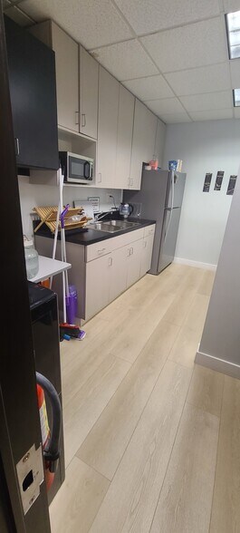 More Photos Of 15490 Ventura Blvd, Sherman Oaks Office For Lease