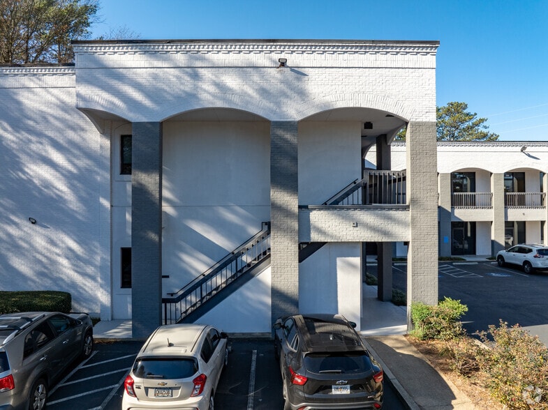 More Photos Of 3020 Roswell Rd NE, Marietta Medical For Lease