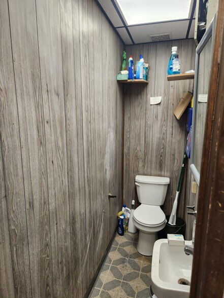 More Photos Of 3149 Kensington Ave, Philadelphia Storefront For Sale