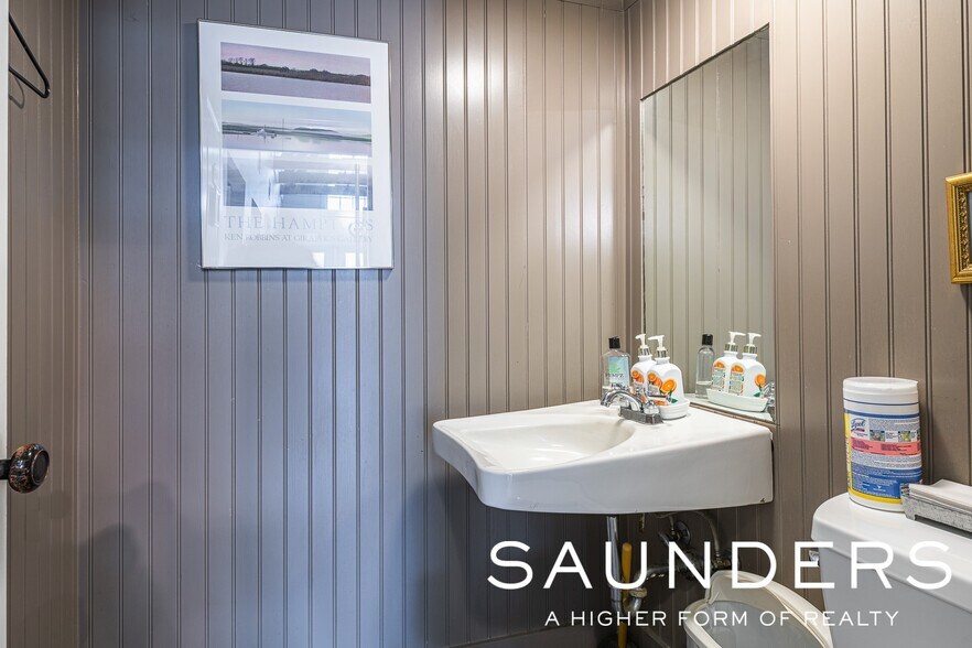 More Photos Of 19 Corwith Ave, Bridgehampton Storefront For Sale