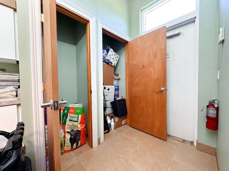 More Photos Of 6580 69th St, Vero Beach Veterinarian Kennel For Sale