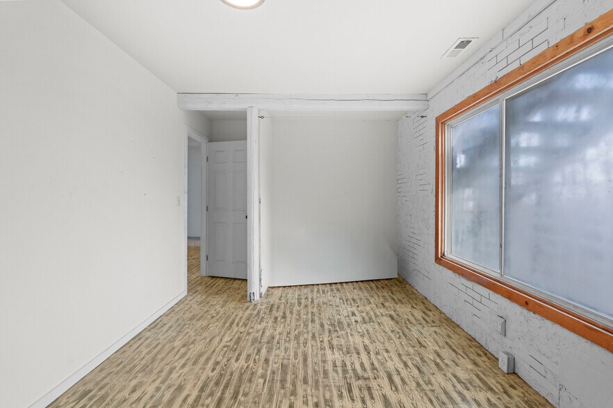 More Photos Of 30 Logan St, Davenport Hotel For Sale