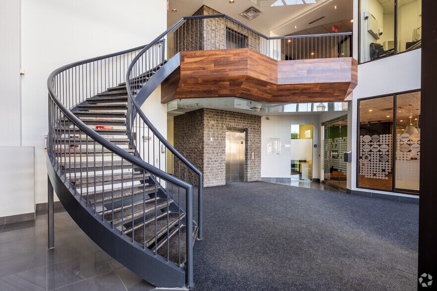 More Photos Of 32 Rue Saint-Charles, Longueuil Office For Lease