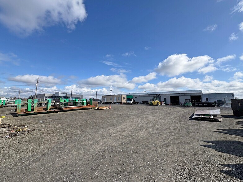 More Photos Of 3740 NE Columbia Blvd, Portland Showroom For Lease