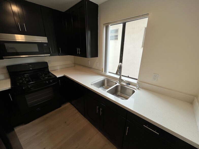 More Photos Of 1532 Granville Ave, Los Angeles Apartments For Sale