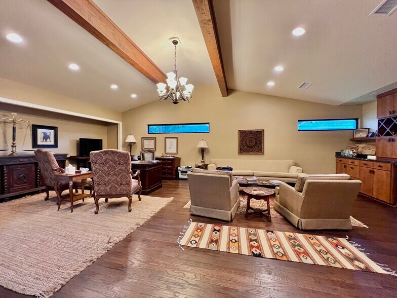 More Photos Of 614 Oak Ave, Sulphur Springs Office For Sale