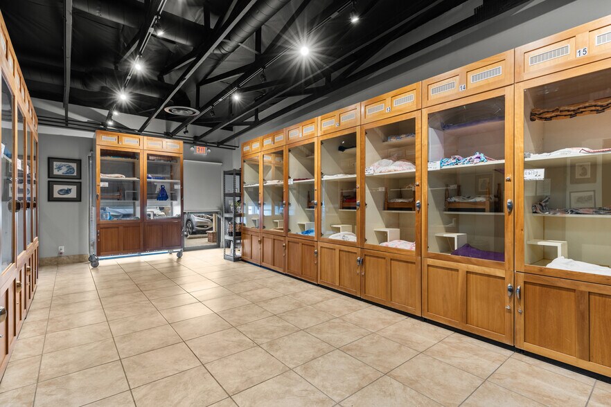 More Photos Of 26055 Bouquet Canyon Rd, Santa Clarita Veterinarian Kennel For Sale