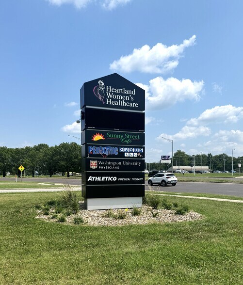 More Photos Of 900 E Walnut St, Carbondale Medical For Lease