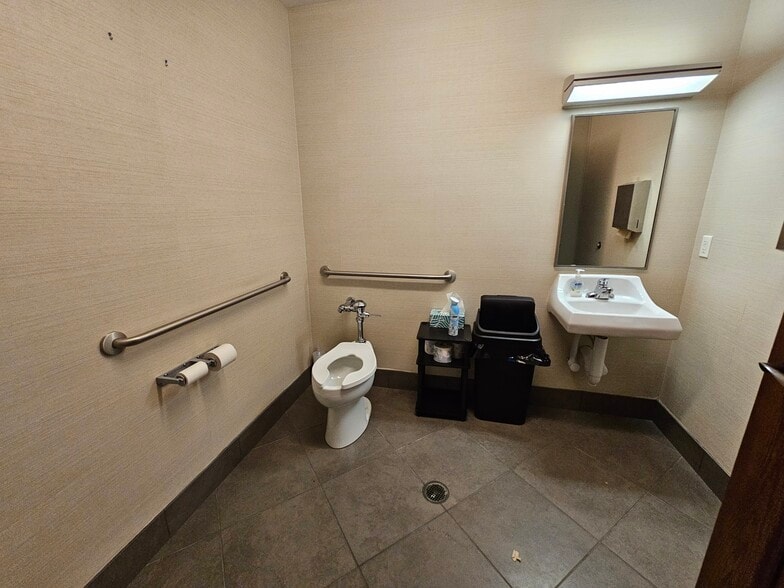 More Photos Of 708 Center Ave, Bay City Office For Sale