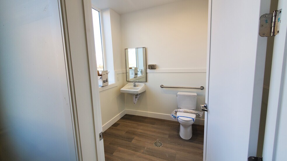 More Photos Of 752 2250 West, Springville Warehouse For Lease