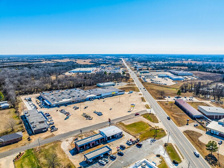 More Photos Of 1601-1623 E Jackson St, Hugo General Retail For Sale