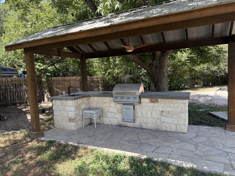 More Photos Of 4778 Old Highway 81, New Braunfels Warehouse For Lease