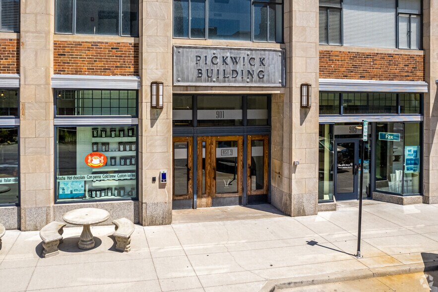 More Photos Of 921-939 McGee St, Kansas City Storefront Retail Office For Lease