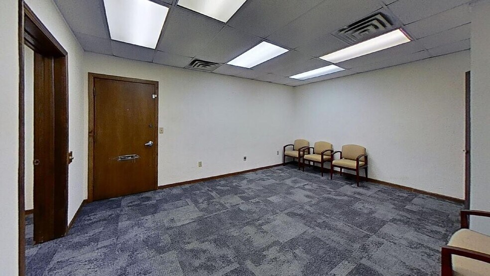 More Photos Of 913 W Holmes Rd, Lansing Medical For Sale