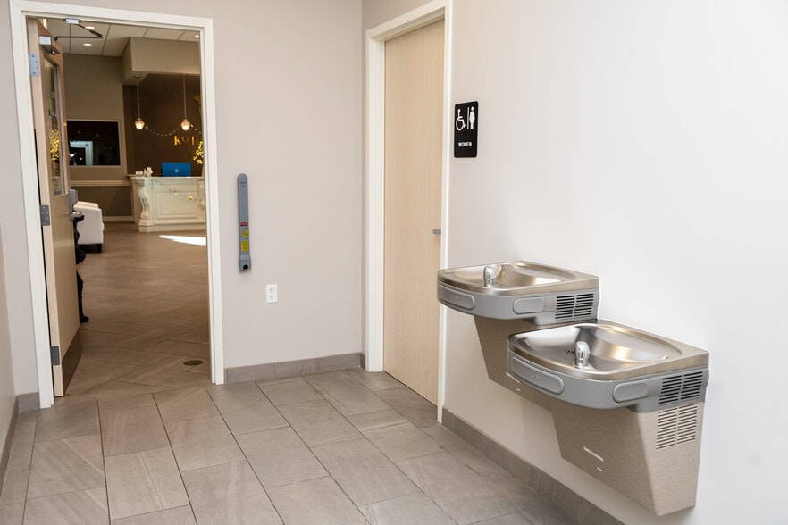 More Photos Of 2386 Florida Highway 426 Hwy, Oviedo Veterinarian Kennel For Sale