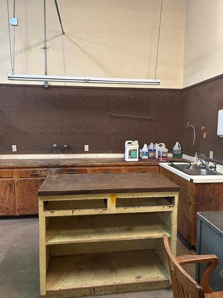 More Photos Of 818 N Raguet St, Lufkin Light Distribution For Sale