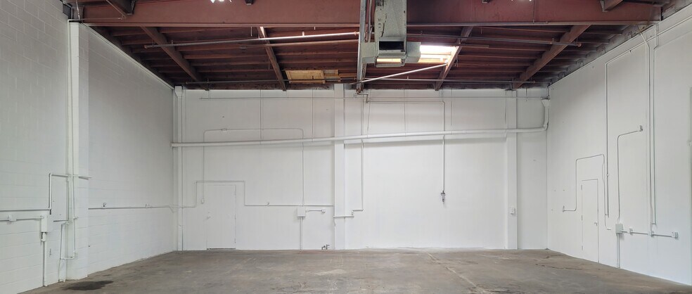 More Photos Of 1009-1033 Brooks St, Ontario Warehouse For Lease