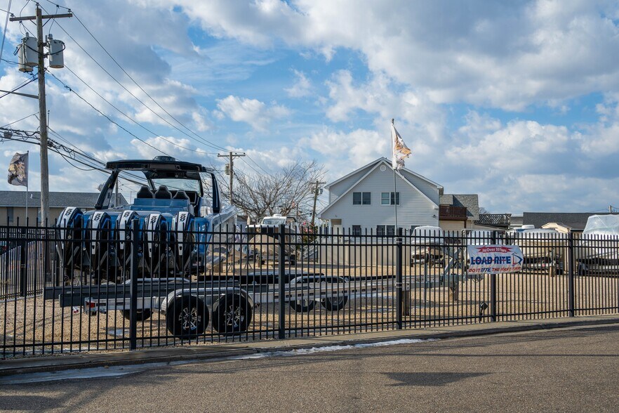 More Photos Of 13-19 Post Pl, Babylon Marina For Sale