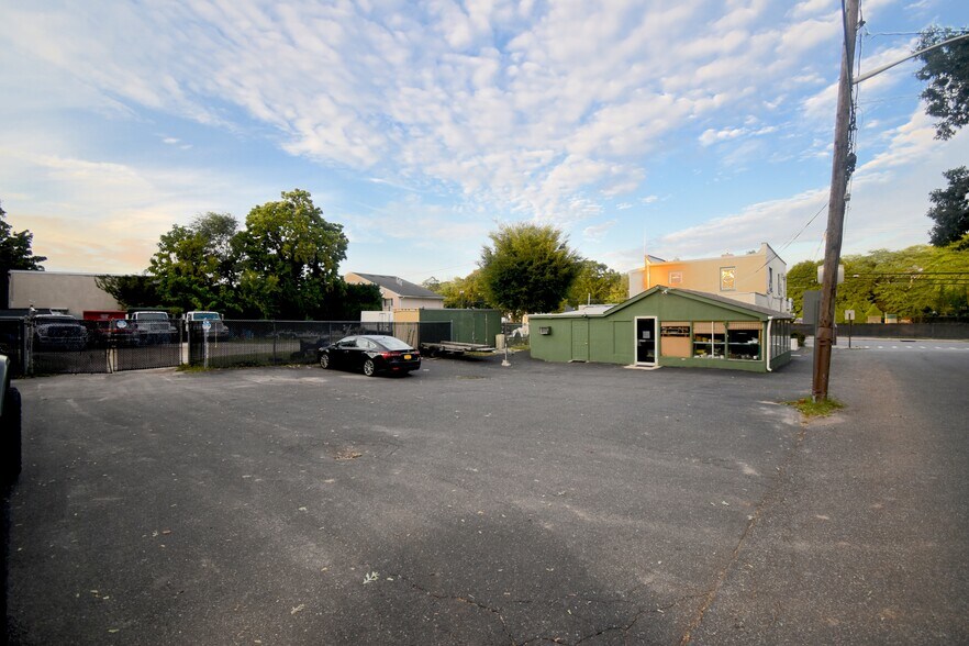More Photos Of 362-364 Larkfield Rd, East Northport Storefront Retail Residential For Lease