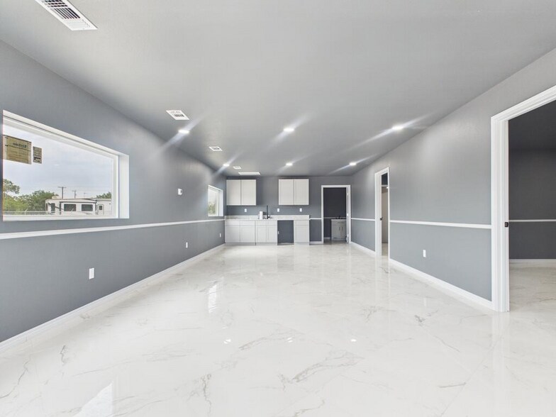 More Photos Of 1100 W Sealy Ave, Monahans Distribution For Sale